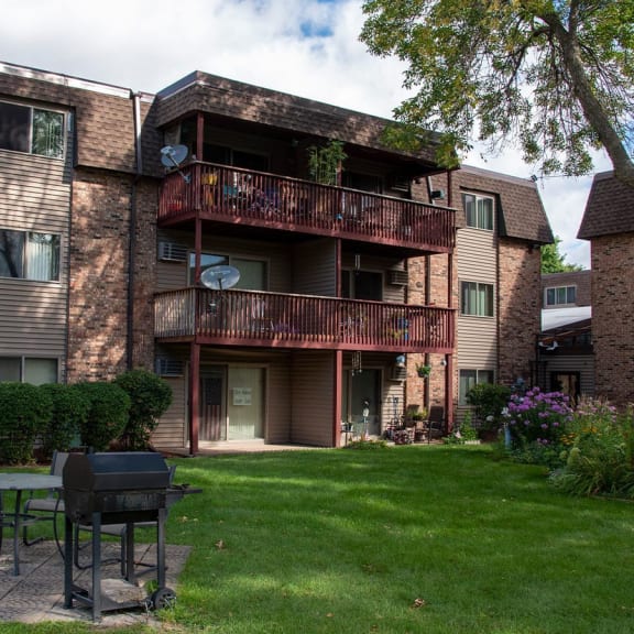 Plymouth Pointe Apartments in Plymouth, MN